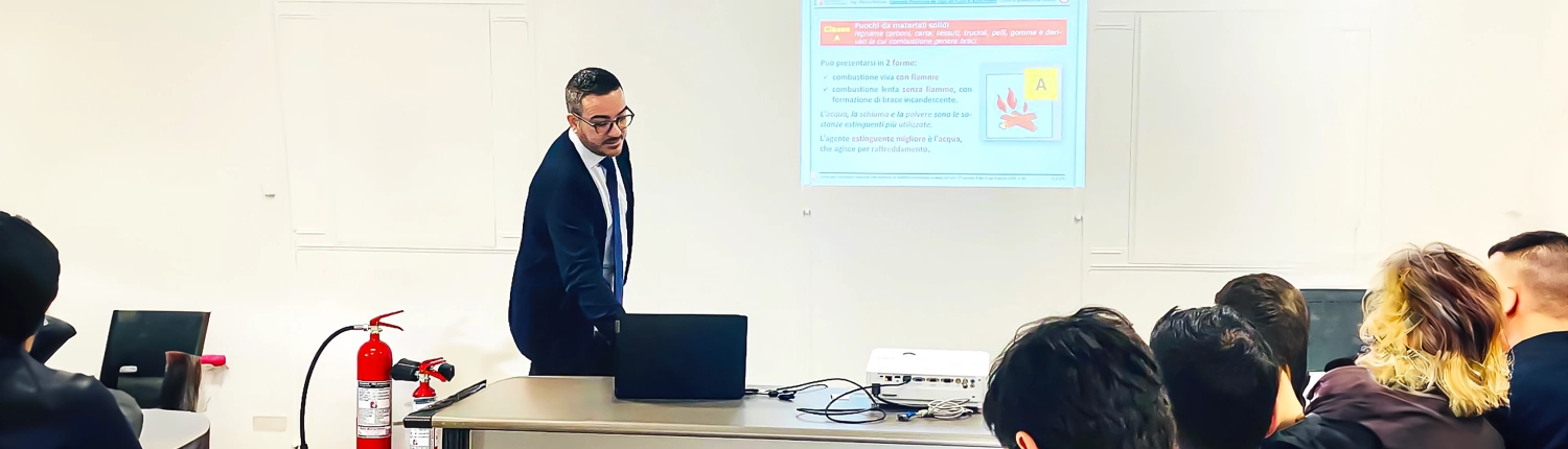 Marco De Leo tiene il corso di formazione per addetti antincendio presso la sede Gami di Bari.