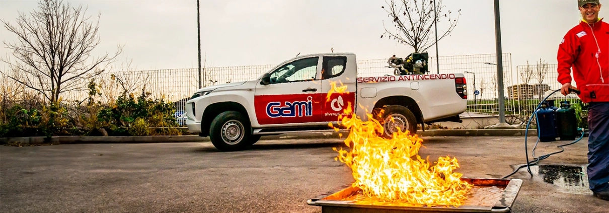 Pick-up della GAMI usato per i corsi antincendio. In primo piano una vasca di simulazione antincendio usata nei corsi di formazione per addetti antincendio.