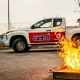 Pick-up della GAMI usato per i corsi antincendio. In primo piano una vasca di simulazione antincendio usata nei corsi di formazione per addetti antincendio.