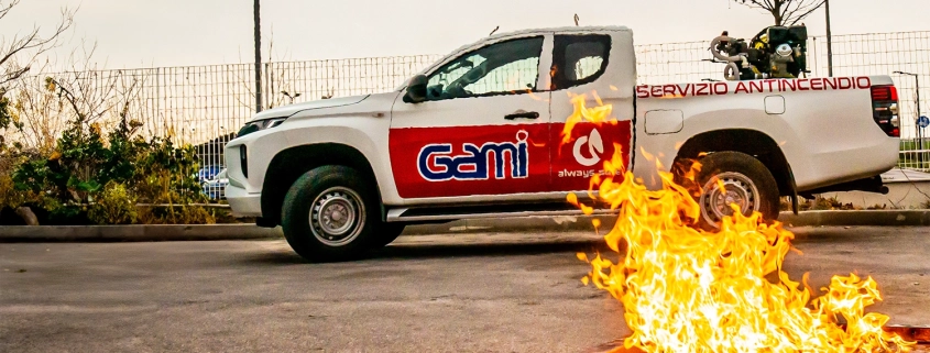 Pick-up della GAMI usato per i corsi antincendio. In primo piano una vasca di simulazione antincendio usata nei corsi di formazione per addetti antincendio.