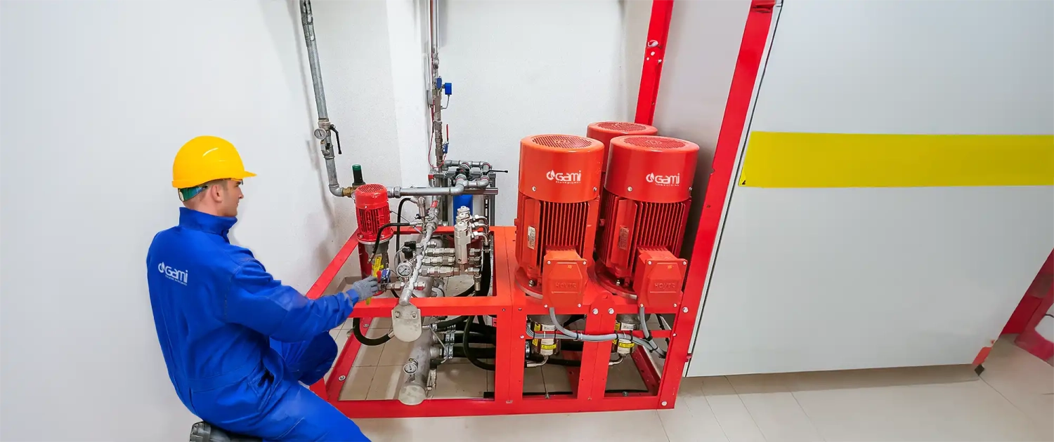 Operaio lavora sulla pompa - GAMI