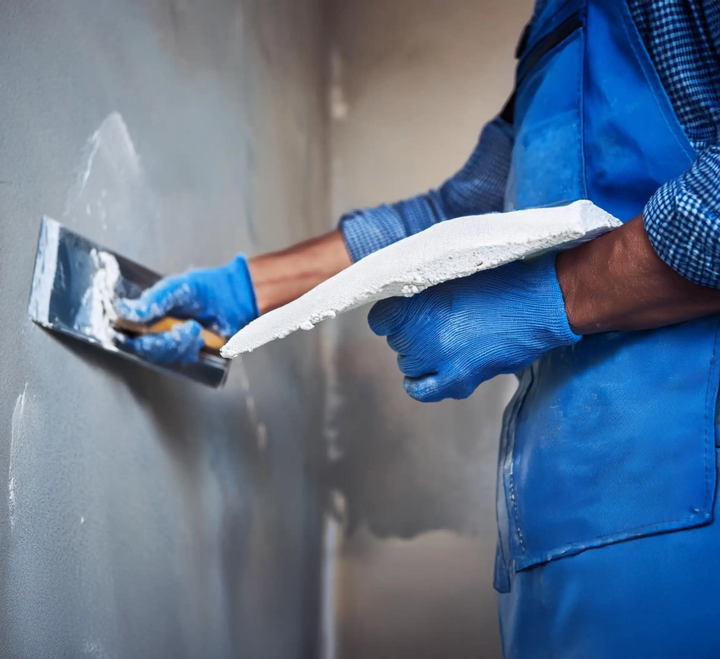 Muratore spalma intonaco su muro antincendio - Gami