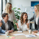 Crescita e coesione. Team di persone che lavorano serenamente insieme.
