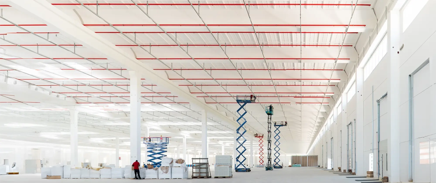 Un impianto antincendio in un capannone