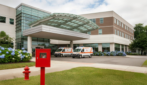 Ingresso ospedale con idrante