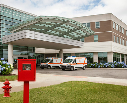 Ingresso ospedale con idrante